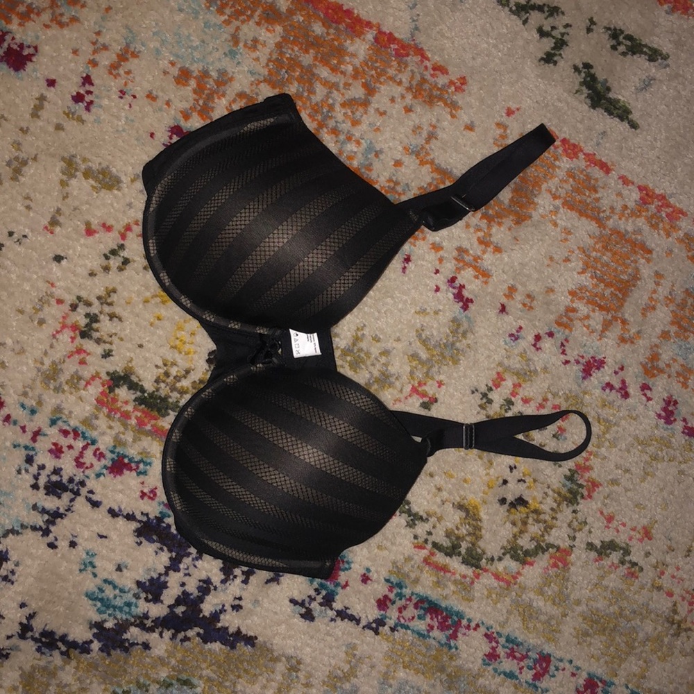 Black Maidenform bra